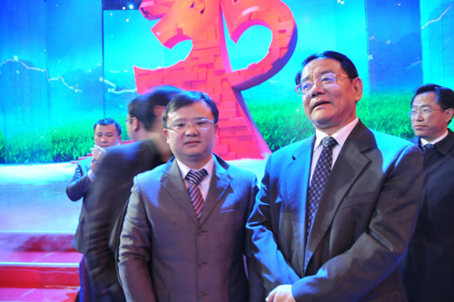 國(guó)家質(zhì)檢總局副局長(zhǎng)劉平均在中央電視臺(tái)演播大廳 2012年3.15晚會(huì)直播現(xiàn)場(chǎng)與中國(guó)質(zhì)量檢驗(yàn)協(xié)會(huì)企業(yè)工作部副主任王劍合影留念。