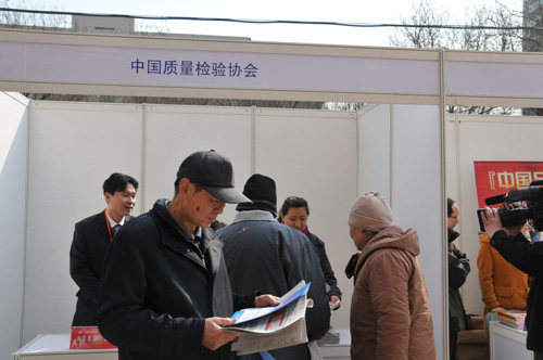 中國(guó)質(zhì)量檢驗(yàn)協(xié)會(huì)企業(yè)工作部主任楊曉東在2012年3.15咨詢(xún)服務(wù)活動(dòng)現(xiàn)場(chǎng)向消費(fèi)者介紹中國(guó)質(zhì)量檢驗(yàn)協(xié)會(huì)編印的宣傳資料。