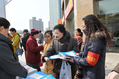 參加2012年3.15咨詢(xún)服務(wù)活動(dòng)的消費(fèi)者積極到中國(guó)質(zhì)量檢驗(yàn)協(xié)會(huì)展臺(tái)前領(lǐng)取協(xié)會(huì)工作人員發(fā)放的宣傳資料。